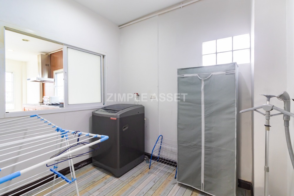 For RentSathorn, Narathiwat : Apartment with a view of the Chao Phraya River, Charoen Krung 58. Furnished rooms. near Asiatique and Icon Siam. Available for short term and long term to rent! Not far from BTS Saphan Taksin.