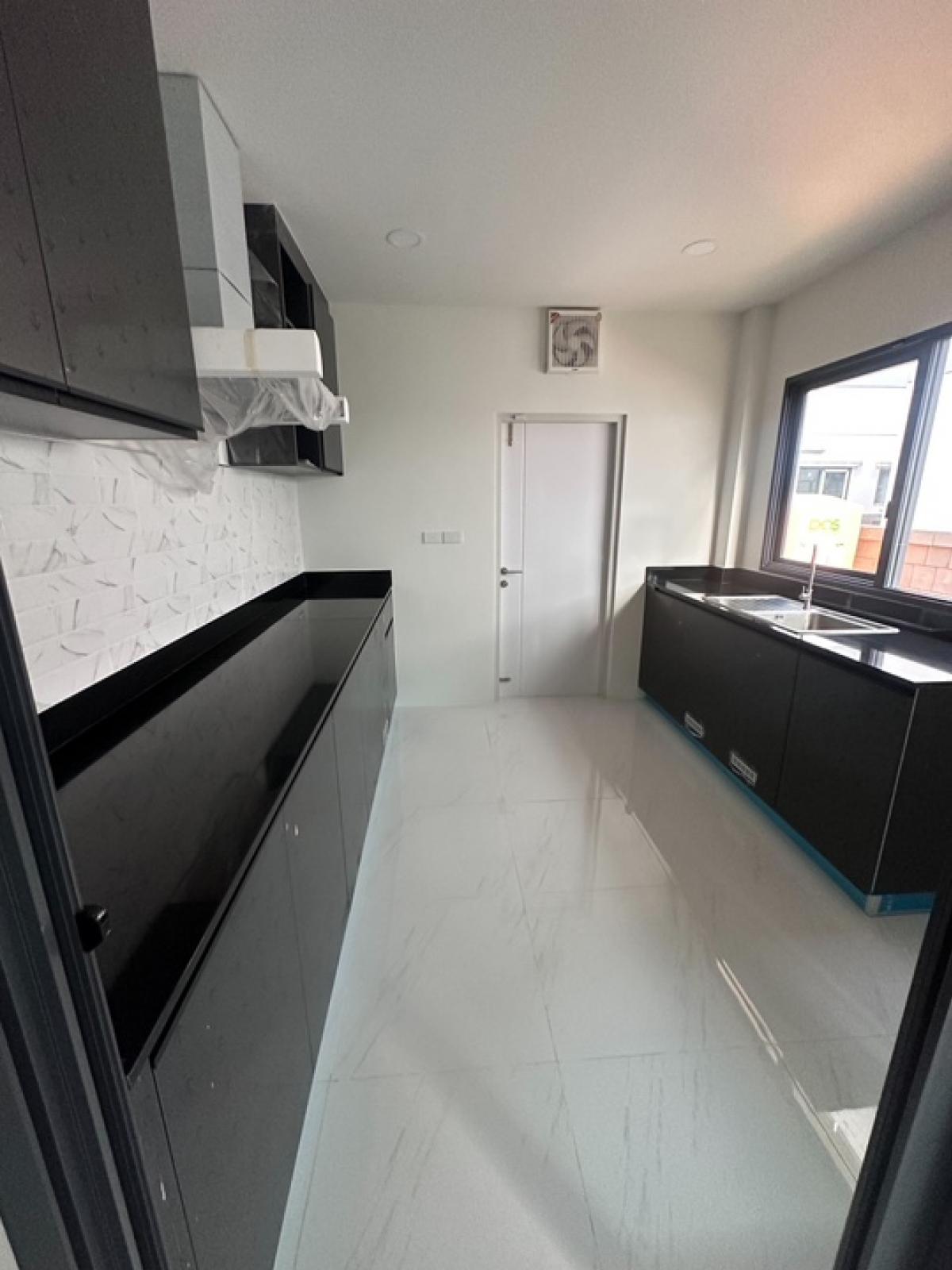 ขายบ้านนวมินทร์ รามอินทรา : 📢👇Sell with tenant til April 2026
 For rent / sale house at The City Watcharapon, nice compound with good security, near express way