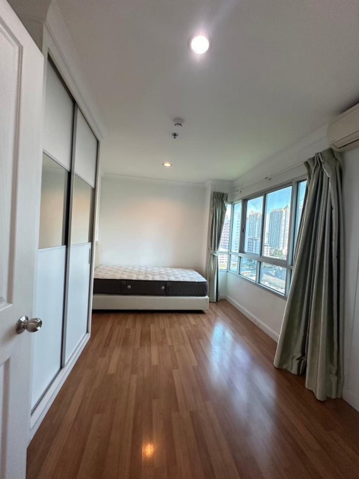 ให้เช่าคอนโดพระราม 9 เพชรบุรีตัดใหม่ RCA : Rent 2 bed room Full furniture Tower C 11 floor Price 24,000baht Ready move in Line :  bkkcondo1Wechat : bkkcondo1 Call 0990981000