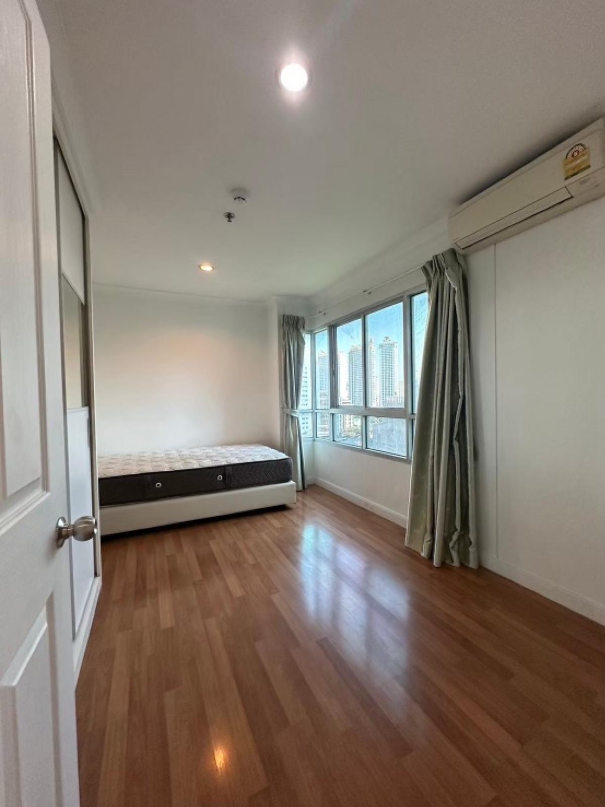 ให้เช่าคอนโดพระราม 9 เพชรบุรีตัดใหม่ RCA : Rent 2 bed room Full furniture Tower C 11 floor Price 24,000baht Ready move in Line :  bkkcondo1Wechat : bkkcondo1 Call 0990981000