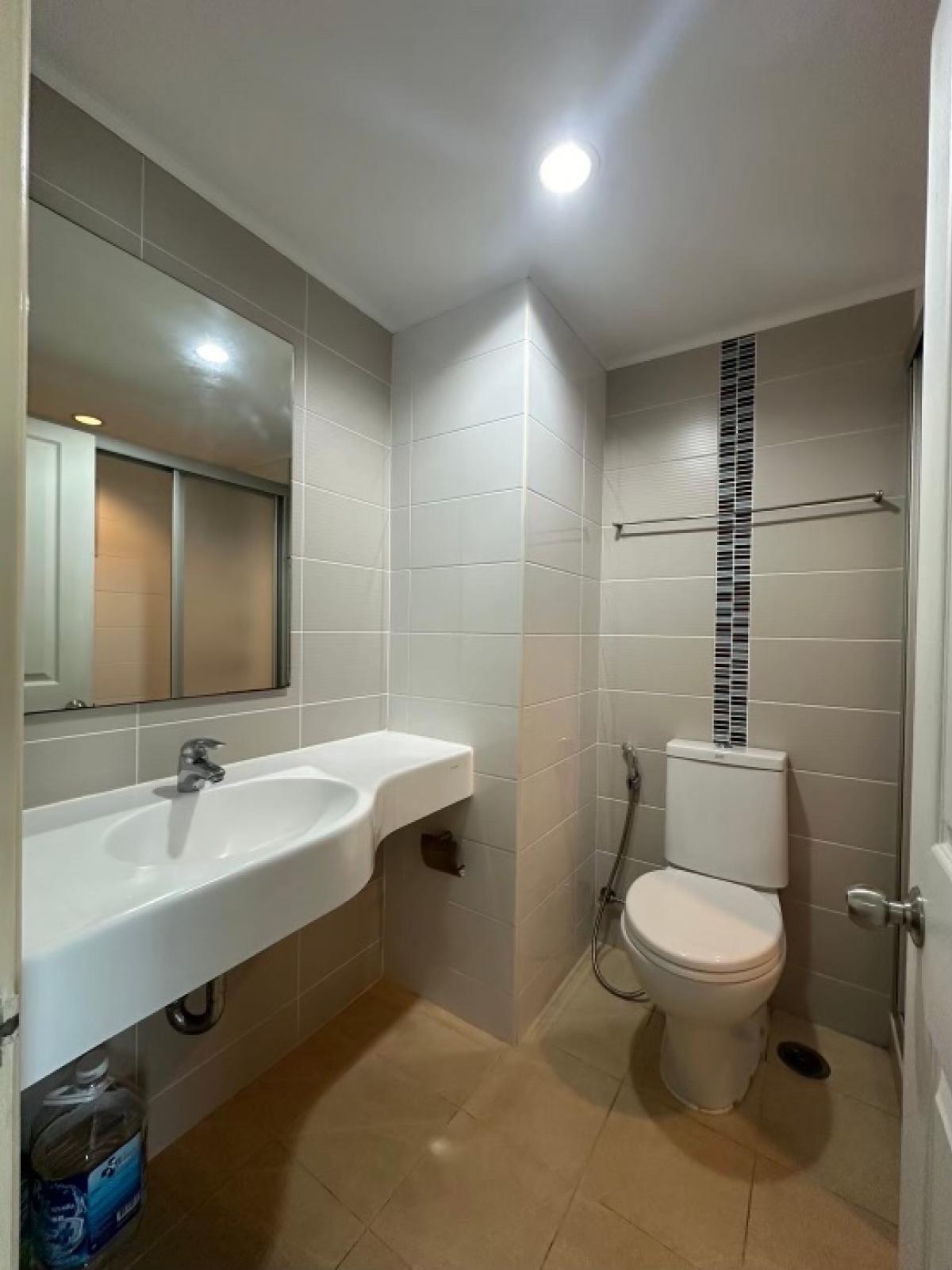 ให้เช่าคอนโดพระราม 9 เพชรบุรีตัดใหม่ RCA : Rent 2 bed room Full furniture Tower C 11 floor Price 24,000baht Ready move in Line :  bkkcondo1Wechat : bkkcondo1 Call 0990981000