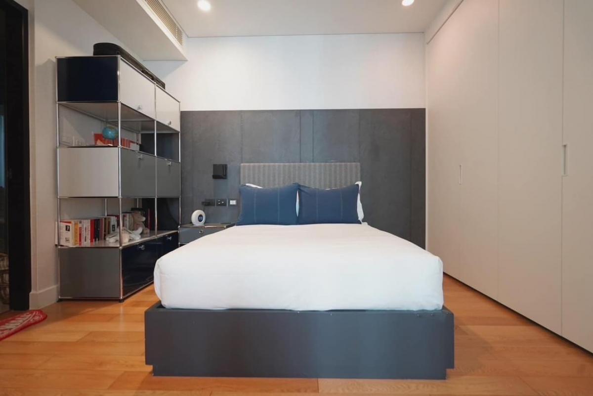 ขายคอนโดวิทยุ ชิดลม หลังสวน : 📢👇Sell with tenant contract til May 26.Luxury condominium just behind Central Chidlom, The Park Chidlom, quiet , shady place to live in mid of town, big balcony, nice decor, fully furnished