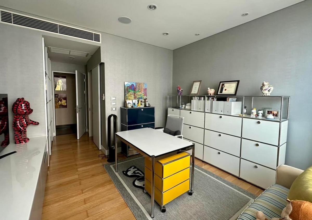 ขายคอนโดวิทยุ ชิดลม หลังสวน : 📢👇Sell with tenant contract til May 26.Luxury condominium just behind Central Chidlom, The Park Chidlom, quiet , shady place to live in mid of town, big balcony, nice decor, fully furnished