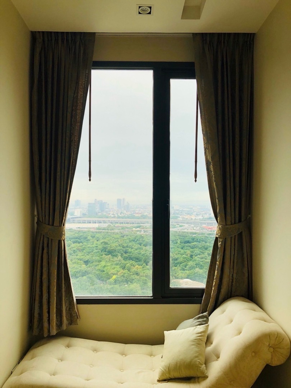 ให้เช่าคอนโดลาดพร้าว เซ็นทรัลลาดพร้าว : ให้เช่า คอนโด equinox phahol-vibhaขนาด 40 ตร.ม 1นอน 1น้ำ
 ราคา 20,000/เดือน ต่อรองได้
โทร 093-028-1245
id line:properagency