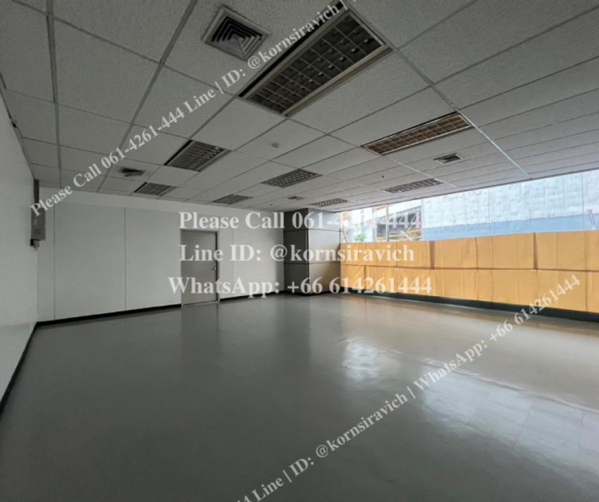 For RentRetail SpaceSukhumvit, Asoke, Thonglor : Rental of the G -Floor, size 170 square meters in the office building, Soi Sukhumvit 21 (Asoke), near the MRT, Sukhumvit 500 meters, has a parking lot in the building.