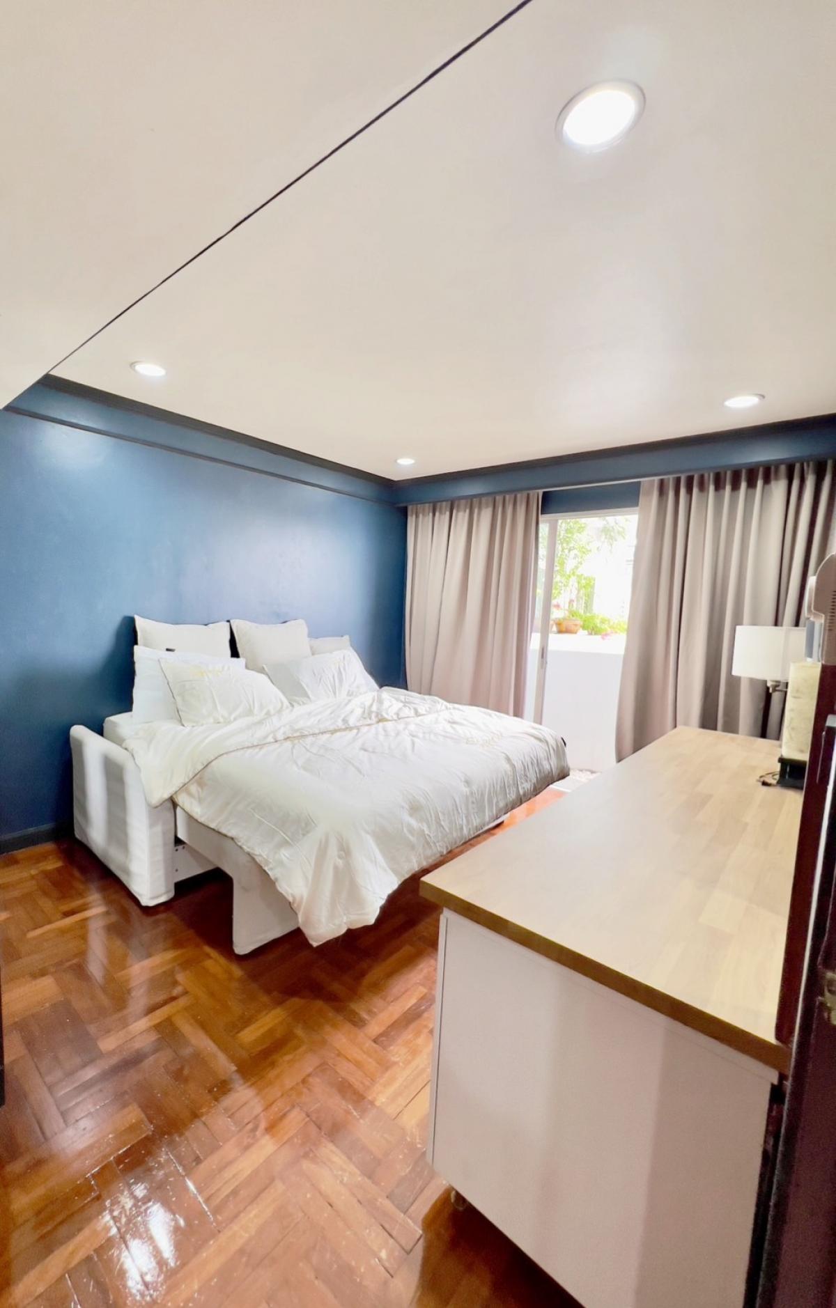 ให้เช่าคอนโดวิทยุ ชิดลม หลังสวน : The room owner allowed small pet friendly. Near BTS Ploenchit Condo for rent : 3 bedrooms 2 bathrooms for 120 sqm. On 34th floor.With fully furnished and electrical appliances.Just 800 m. to BTS Ploenchit.Rental only for 38,000 / m.