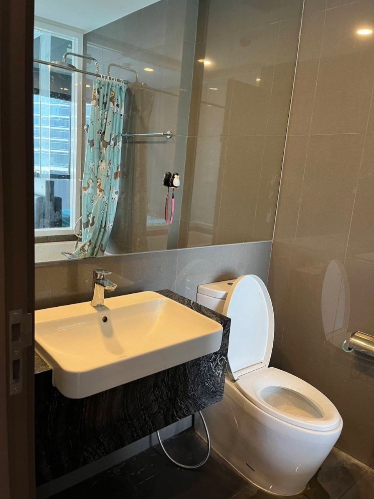 For RentCondoSiam Paragon ,Chulalongkorn,Samyan : Ashton Chula - Silom【𝐑𝐄𝐍𝐓】🔥 Luxurious room, large, airy, lots of storage, 2 bedrooms, 2 bathrooms, fully furnished. Complete central area Near Samyan Mitrtown.🔥Contact Line ID: @hacondo