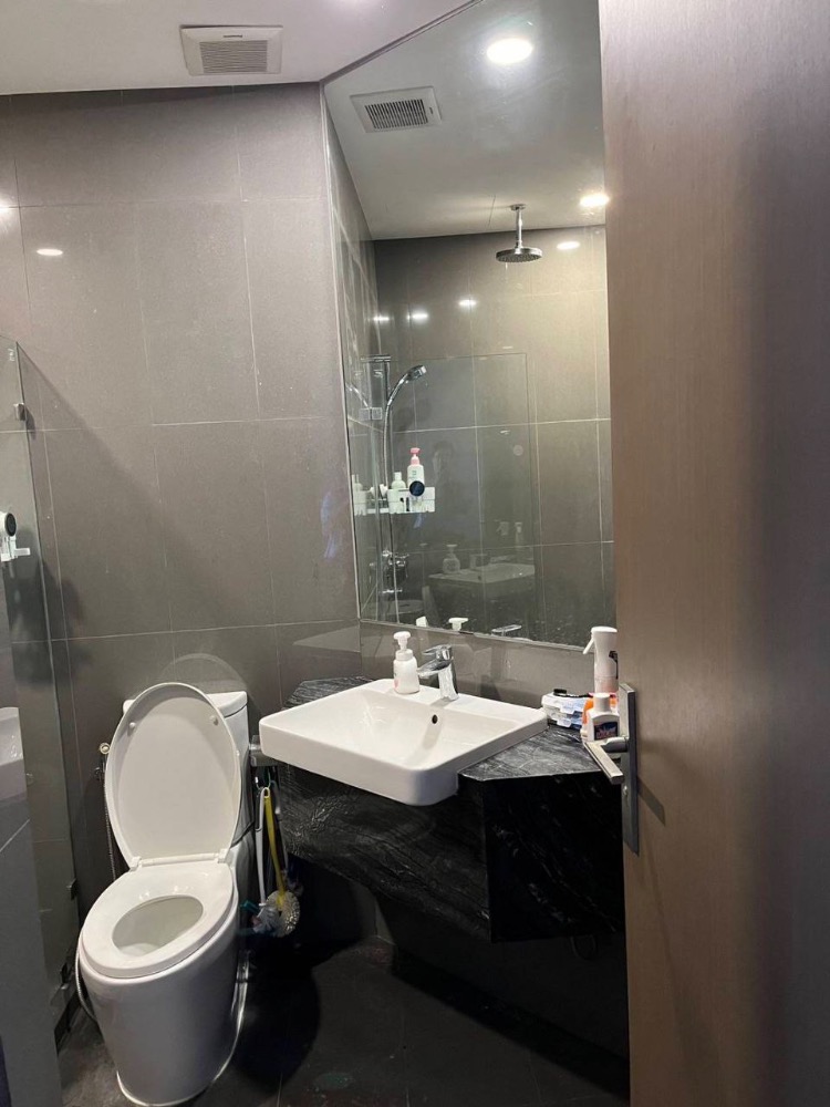 For RentCondoSiam Paragon ,Chulalongkorn,Samyan : Ashton Chula - Silom【𝐑𝐄𝐍𝐓】🔥 Luxurious room, large, airy, lots of storage, 2 bedrooms, 2 bathrooms, fully furnished. Complete central area Near Samyan Mitrtown.🔥Contact Line ID: @hacondo