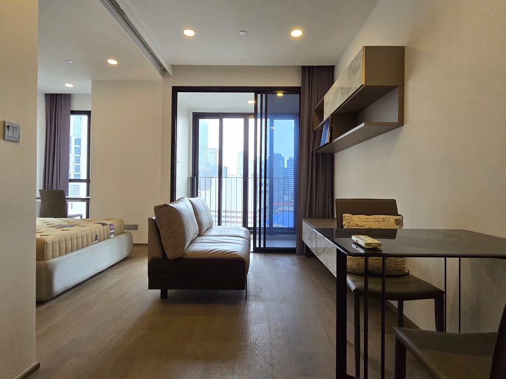 For RentCondoSiam Paragon ,Chulalongkorn,Samyan : Ashton Chula - Silom【𝐑𝐄𝐍𝐓】🔥 Modern style room, simple and elegant, can store a lot of things. Airy and comfortable Fully furnished Complete central area Near Samyan Mitrtown Ready to move in!!🔥Contact Line ID: @hac