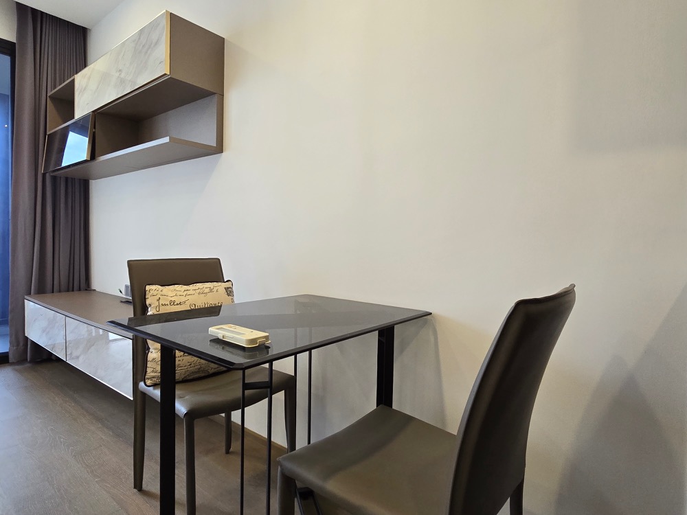 For RentCondoSiam Paragon ,Chulalongkorn,Samyan : Ashton Chula - Silom【𝐑𝐄𝐍𝐓】🔥 Modern style room, simple and elegant, can store a lot of things. Airy and comfortable Fully furnished Complete central area Near Samyan Mitrtown Ready to move in!!🔥Contact Line ID: @hac