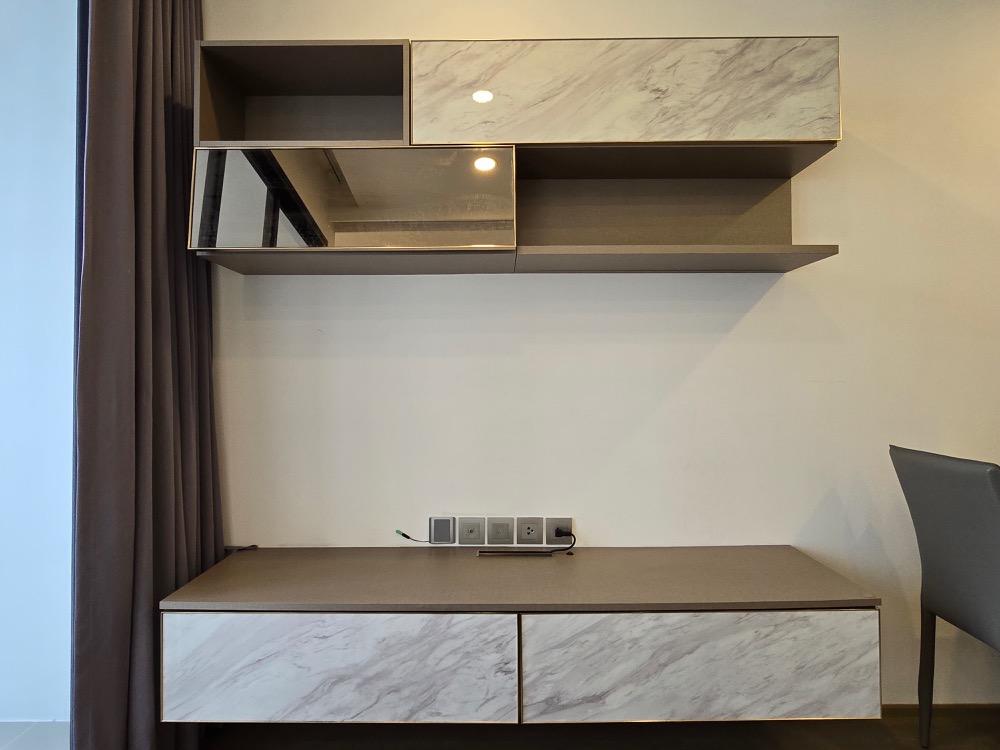 For RentCondoSiam Paragon ,Chulalongkorn,Samyan : Ashton Chula - Silom【𝐑𝐄𝐍𝐓】🔥 Modern style room, simple and elegant, can store a lot of things. Airy and comfortable Fully furnished Complete central area Near Samyan Mitrtown Ready to move in!!🔥Contact Line ID: @hac