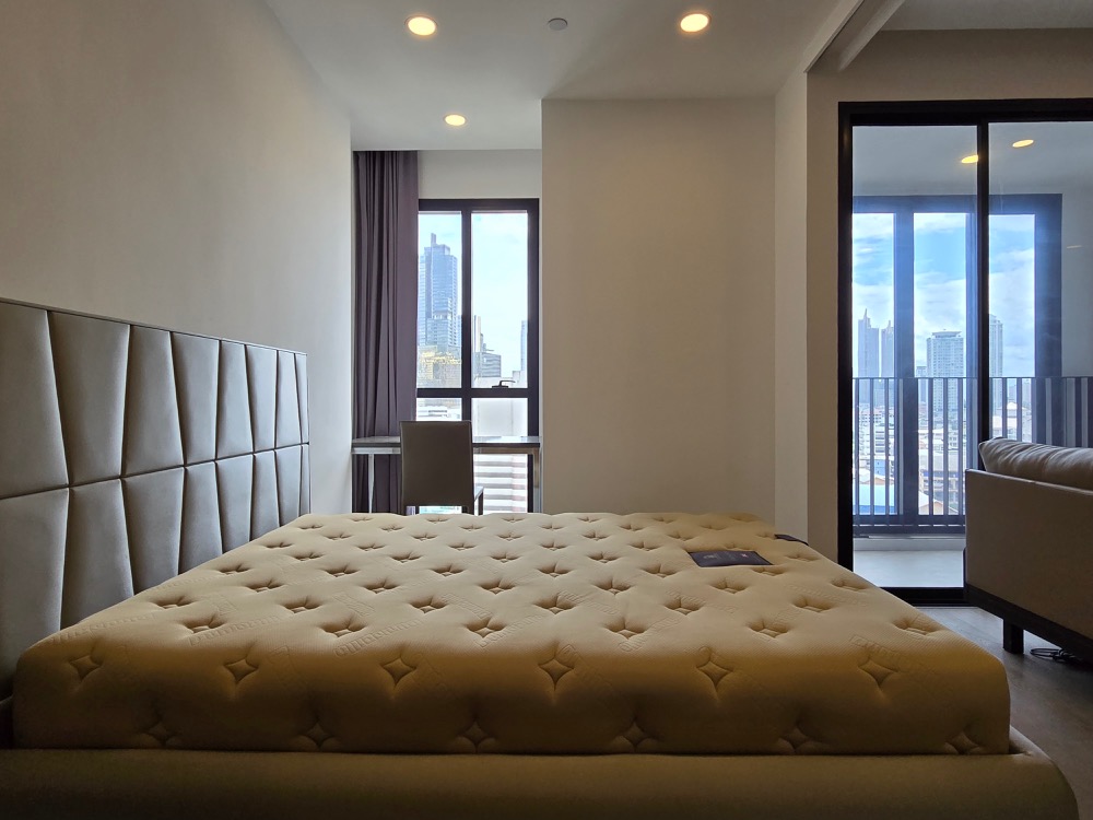 For RentCondoSiam Paragon ,Chulalongkorn,Samyan : Ashton Chula - Silom【𝐑𝐄𝐍𝐓】🔥 Modern style room, simple and elegant, can store a lot of things. Airy and comfortable Fully furnished Complete central area Near Samyan Mitrtown Ready to move in!!🔥Contact Line ID: @hac