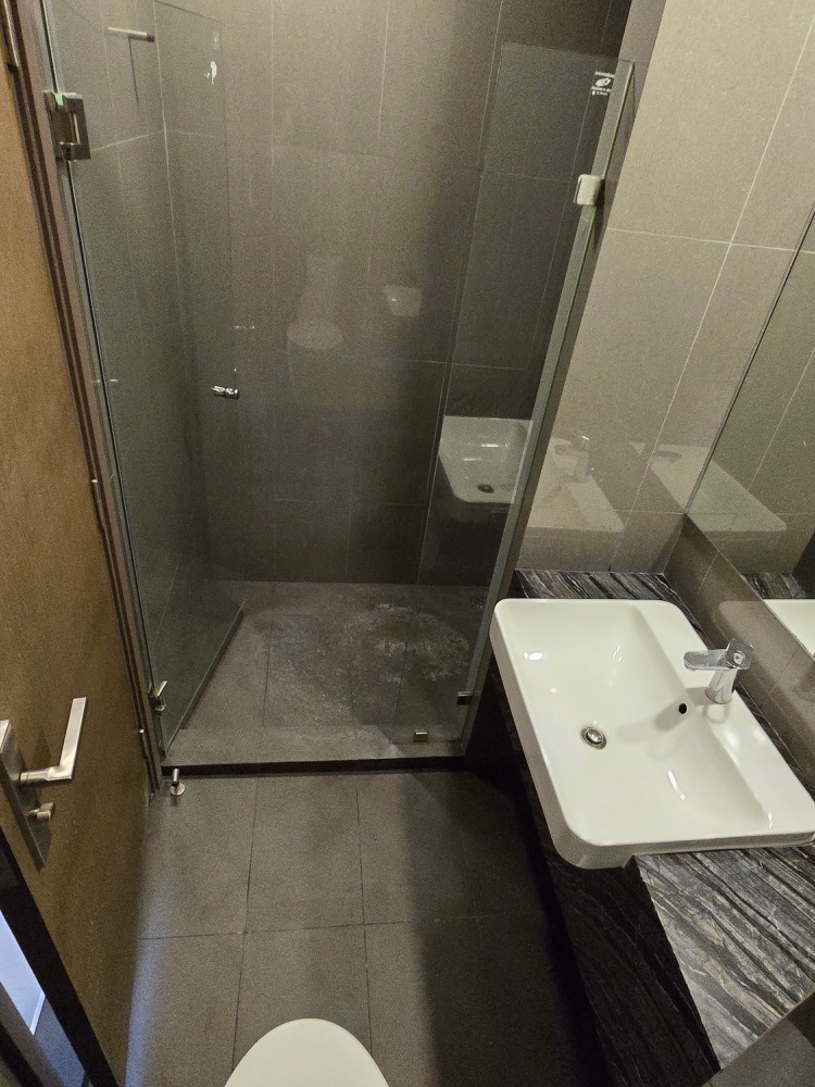 For RentCondoSiam Paragon ,Chulalongkorn,Samyan : Ashton Chula - Silom【𝐑𝐄𝐍𝐓】🔥 Modern style room, simple and elegant, can store a lot of things. Airy and comfortable Fully furnished Complete central area Near Samyan Mitrtown Ready to move in!!🔥Contact Line ID: @hac