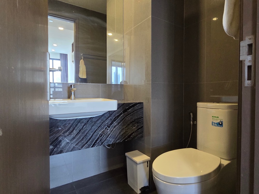 For RentCondoSiam Paragon ,Chulalongkorn,Samyan : Ashton Chula - Silom【𝐑𝐄𝐍𝐓】🔥 Modern style room, simple and elegant, can store a lot of things. Airy and comfortable Fully furnished Complete central area Near Samyan Mitrtown Ready to move in!!🔥Contact Line ID: @hac