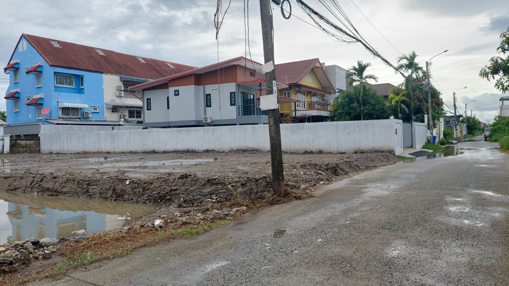 ขายที่ดินอ่อนนุช อุดมสุข : ขาย ที่ดิน นอกหมู่บ้านจัดสรร ไม่ต้องเสียค่าส่วนกลาง ที่ดินถมแล้ว ซอย 45 ศรีนครินทร์ 104 ตรว ระยะ 1 กม.ถึงสถานีรถไฟฟ้า ศรีนครินทร์ ซอย38.