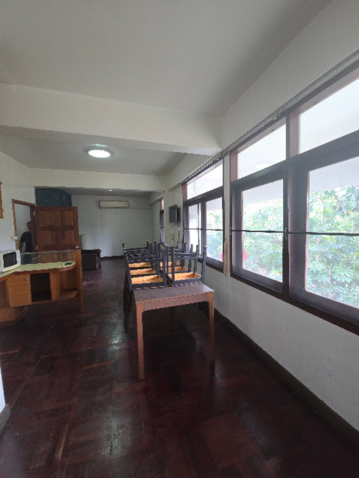 ให้เช่าคอนโดอารีย์ อนุสาวรีย์ : โลว์ไลท์อพาร์ทเมนท์ (อนุญาตเลี้ยงสัตว์, โฮมออฟฟิส OK) ประมาณ 70 ตรม. 1 ห้องนอน ห้องน้ำในตัว ครัวเตาแกีส ใกล้บีทีเอสสนามเป้า