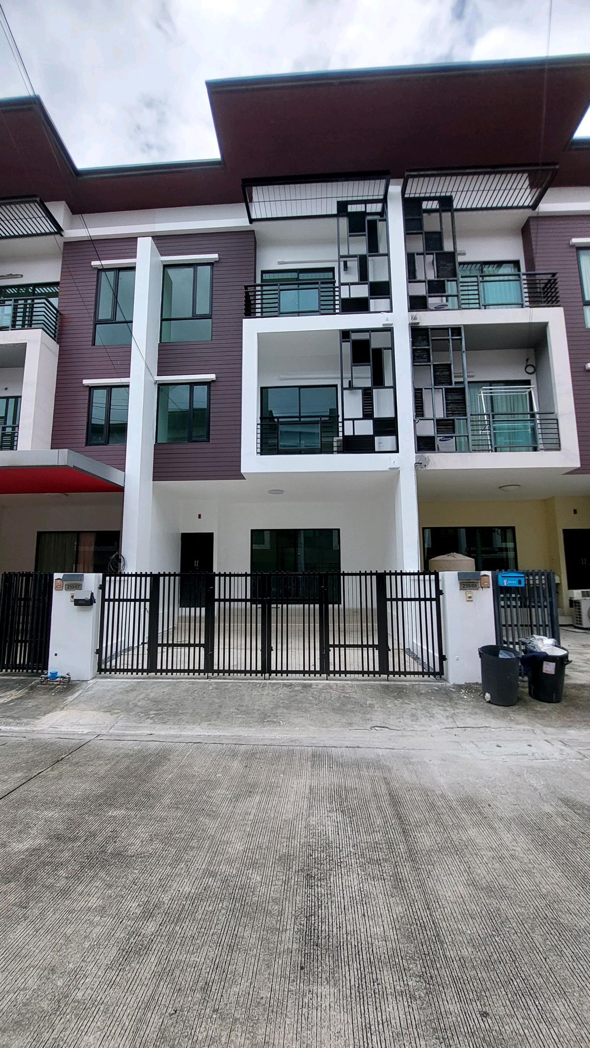 ขายทาวน์โฮมบางนา แบริ่ง ลาซาล : ขายทาวน์โฮม renovate ใหม่ ไอฟีล บางนา  ใกล้เมกะ แบบ 3 ชั้น ขนาด 21.3 ตร.วา /พื้นที่ใช้สอย 194 ตรม.หน้ากว้าง 5.5  เมตร จอดรถในบ้าน 2 คัน ขาย 3.29 ล้านบาท