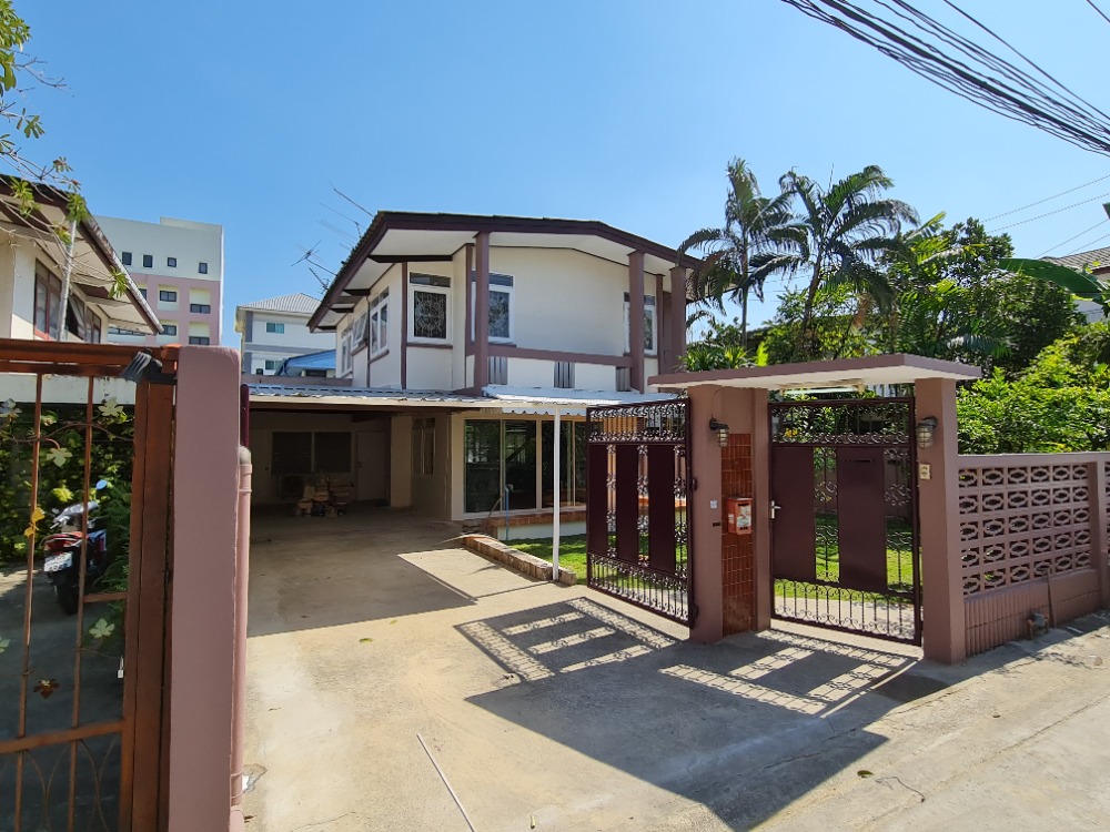 For RentHousePattanakan, Srinakarin : For rent .All Newly renovated 2-Storey single house . Clean and quiet location, only 200 meters from Rama IX