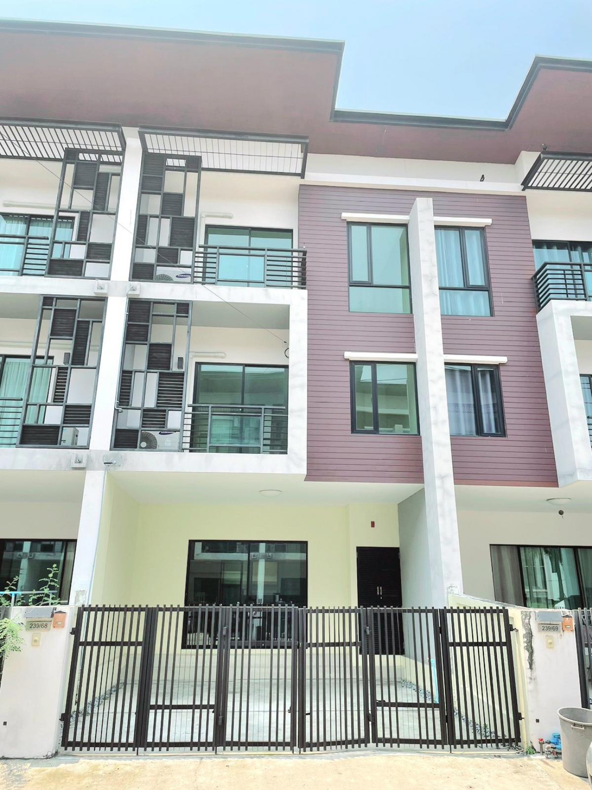 For SaleTownhomeBangna, Bearing, Lasalle : Townhome for sale Ifeel Bangna, 3-story townhome. Size 21.3 sq m / usable area 194 sq m, width 5.5 meters, parking for 2 cars, selling for only 3.1 million.