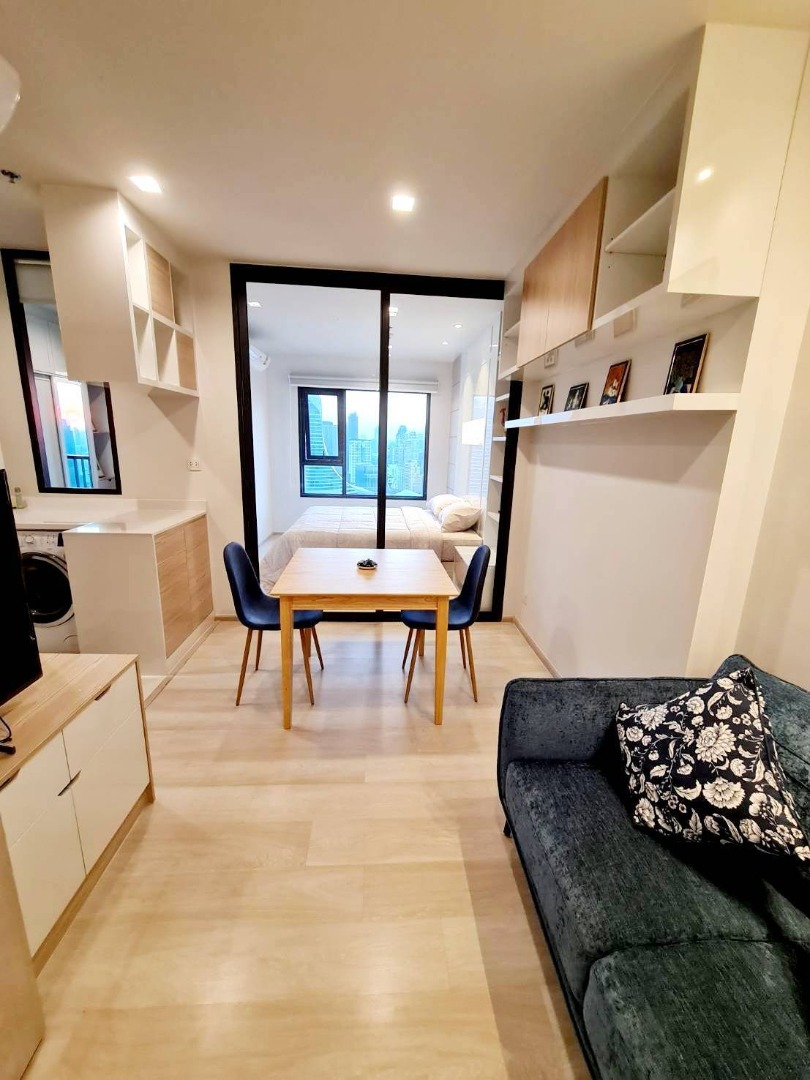 For RentCondoWitthayu, Chidlom, Langsuan, Ploenchit : Condo for rent on Wireless Road, Life One Wireless project, 39th floor, facing Central Embassy, ​​unblocked view, quiet and high privacy. The afternoon sun is not hot. Usable area is 35 square meters, 1 bedroom, 1 bathroom.