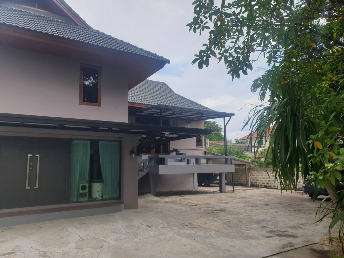 For SaleHouseChaengwatana, Muangthong : Single house for sale Near The Mall Ngamwongwan Soi Ngamwongwan 23, Prime location in Nonthaburi, near the main road, size 595 sq wa.