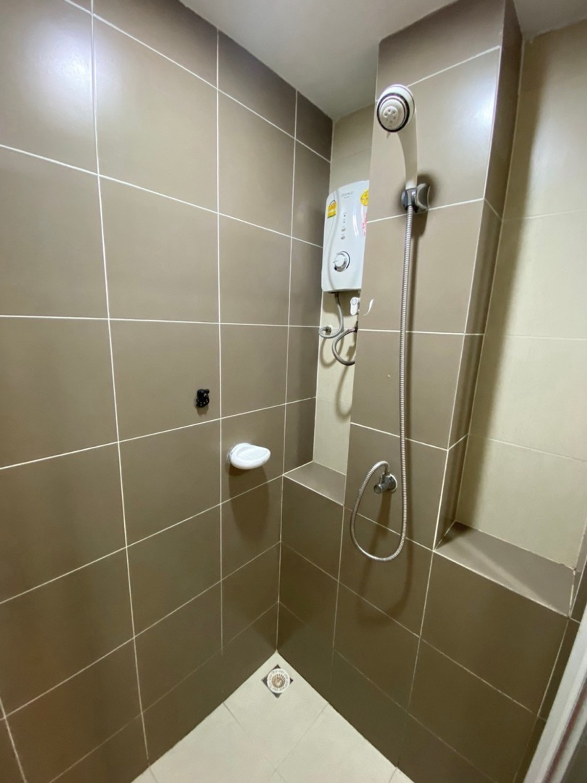 For RentCondoPattanakan, Srinakarin : 📍 New ready to stay #element srinakarin 1 hrs. 1 water. Beautiful room. The view pool is comfortable. There is a washing machine.