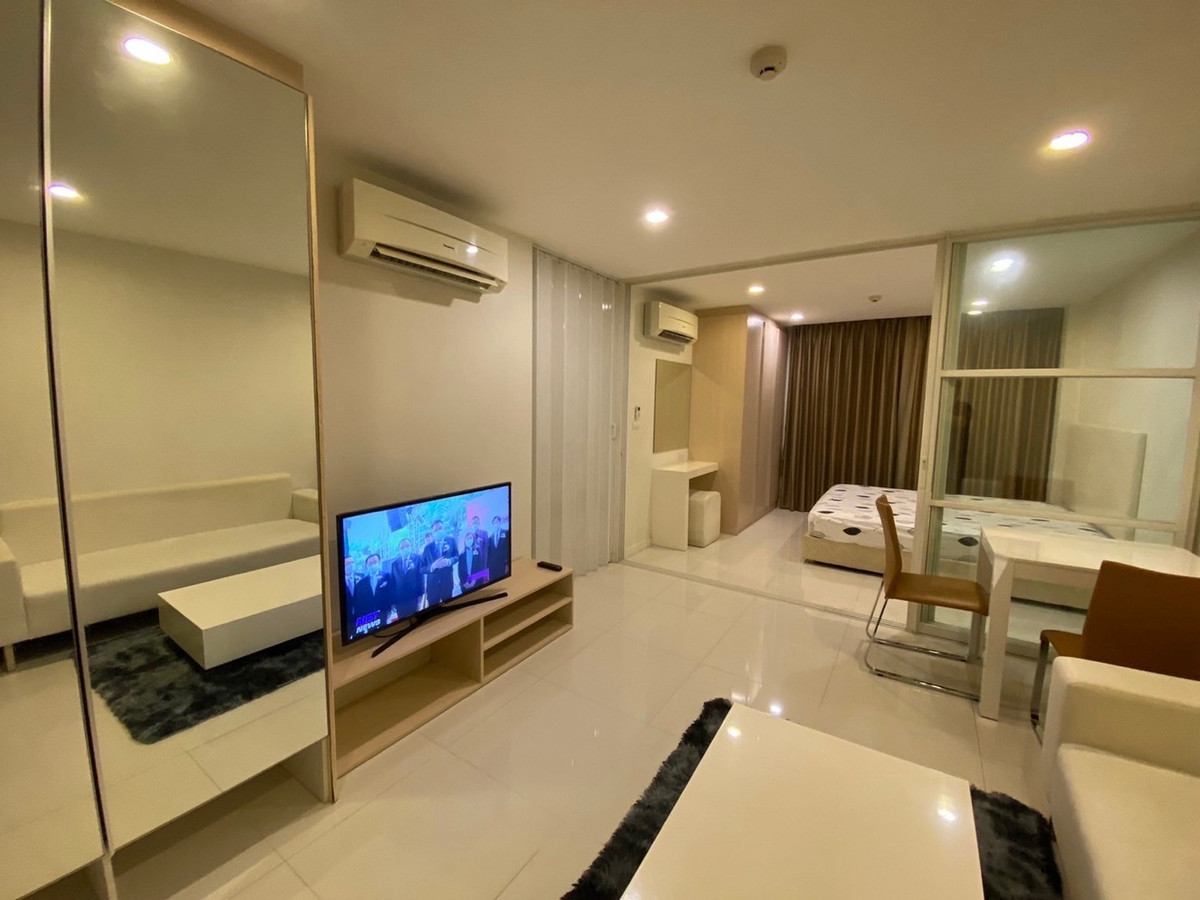For RentCondoPattanakan, Srinakarin : 📍 New ready to stay #element srinakarin 1 hrs. 1 water. Beautiful room. The view pool is comfortable. There is a washing machine.
