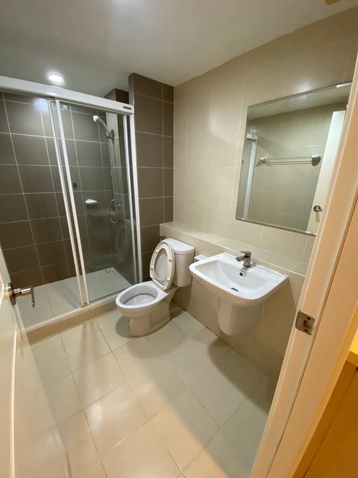 For RentCondoPattanakan, Srinakarin : 📍 New ready to stay #element srinakarin 1 hrs. 1 water. Beautiful room. The view pool is comfortable. There is a washing machine.