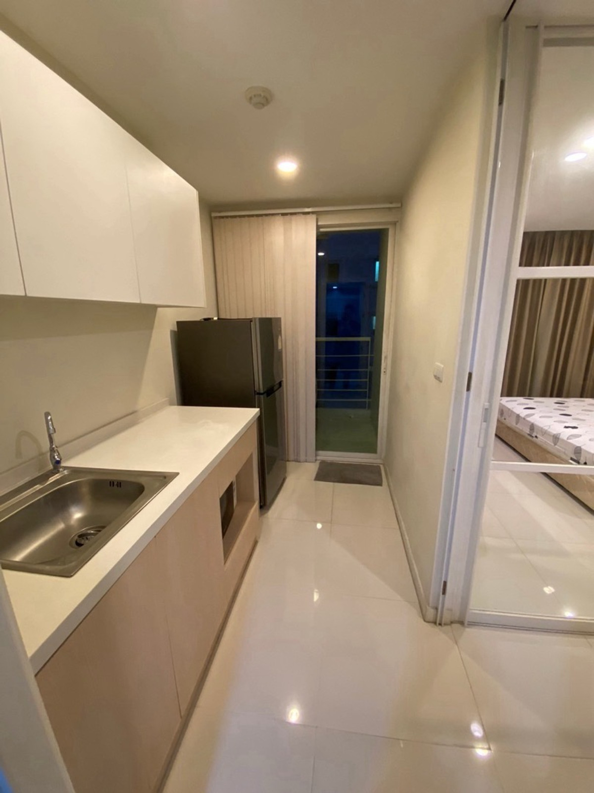 For RentCondoPattanakan, Srinakarin : 📍 New ready to stay #element srinakarin 1 hrs. 1 water. Beautiful room. The view pool is comfortable. There is a washing machine.