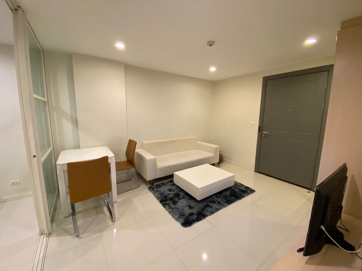 For RentCondoPattanakan, Srinakarin : 📍 New ready to stay #element srinakarin 1 hrs. 1 water. Beautiful room. The view pool is comfortable. There is a washing machine.