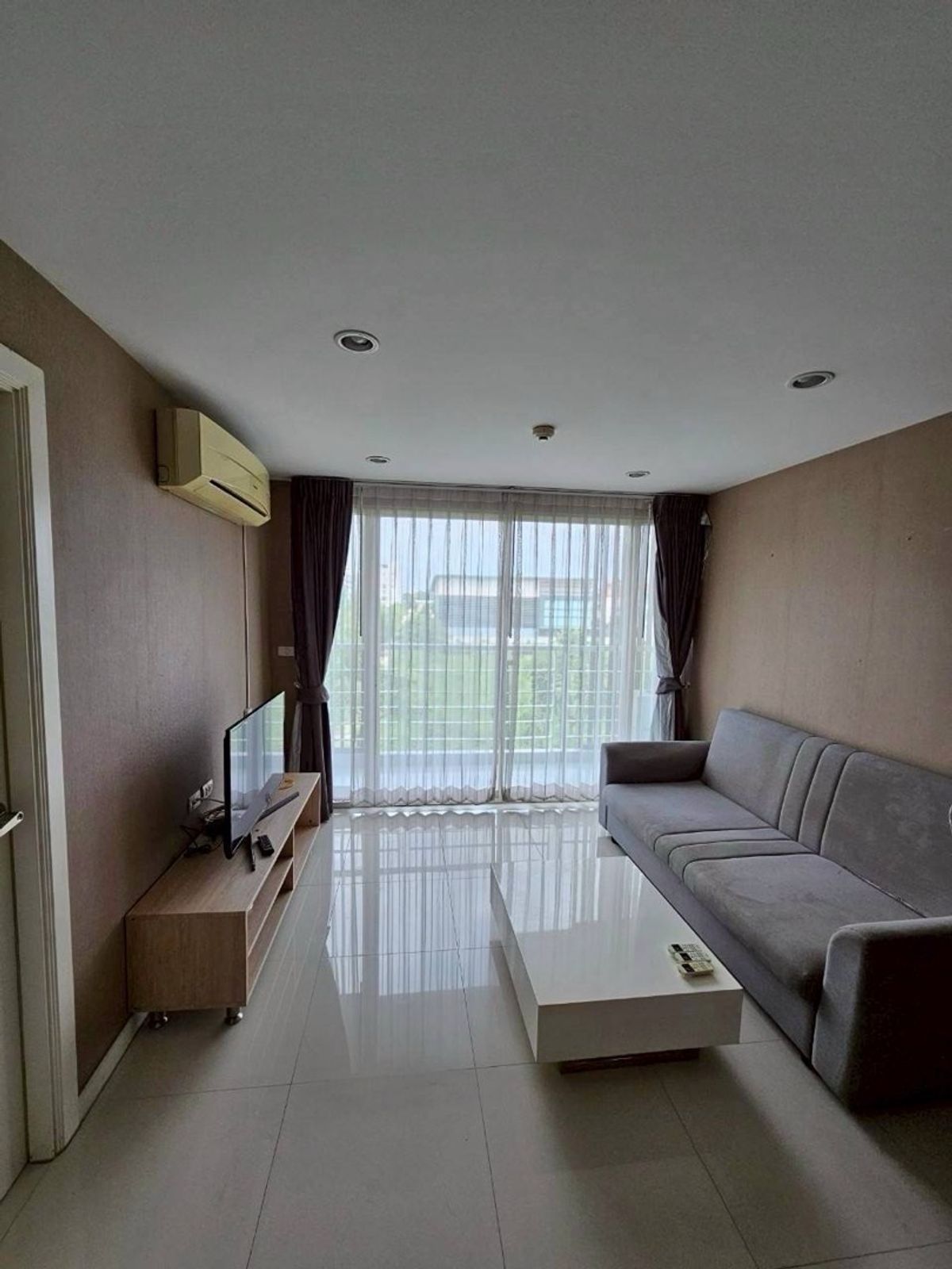 For RentCondoPattanakan, Srinakarin : 📍 New ready to stay #element srinakarin 1 hrs. 1 water. Beautiful room. The view pool is comfortable. There is a washing machine.