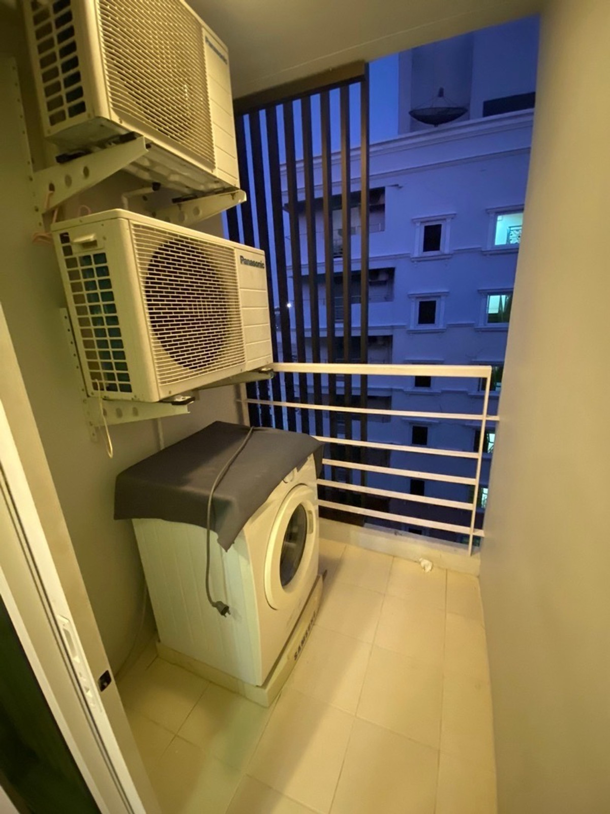 For RentCondoPattanakan, Srinakarin : 📍 New ready to stay #element srinakarin 1 hrs. 1 water. Beautiful room. The view pool is comfortable. There is a washing machine.