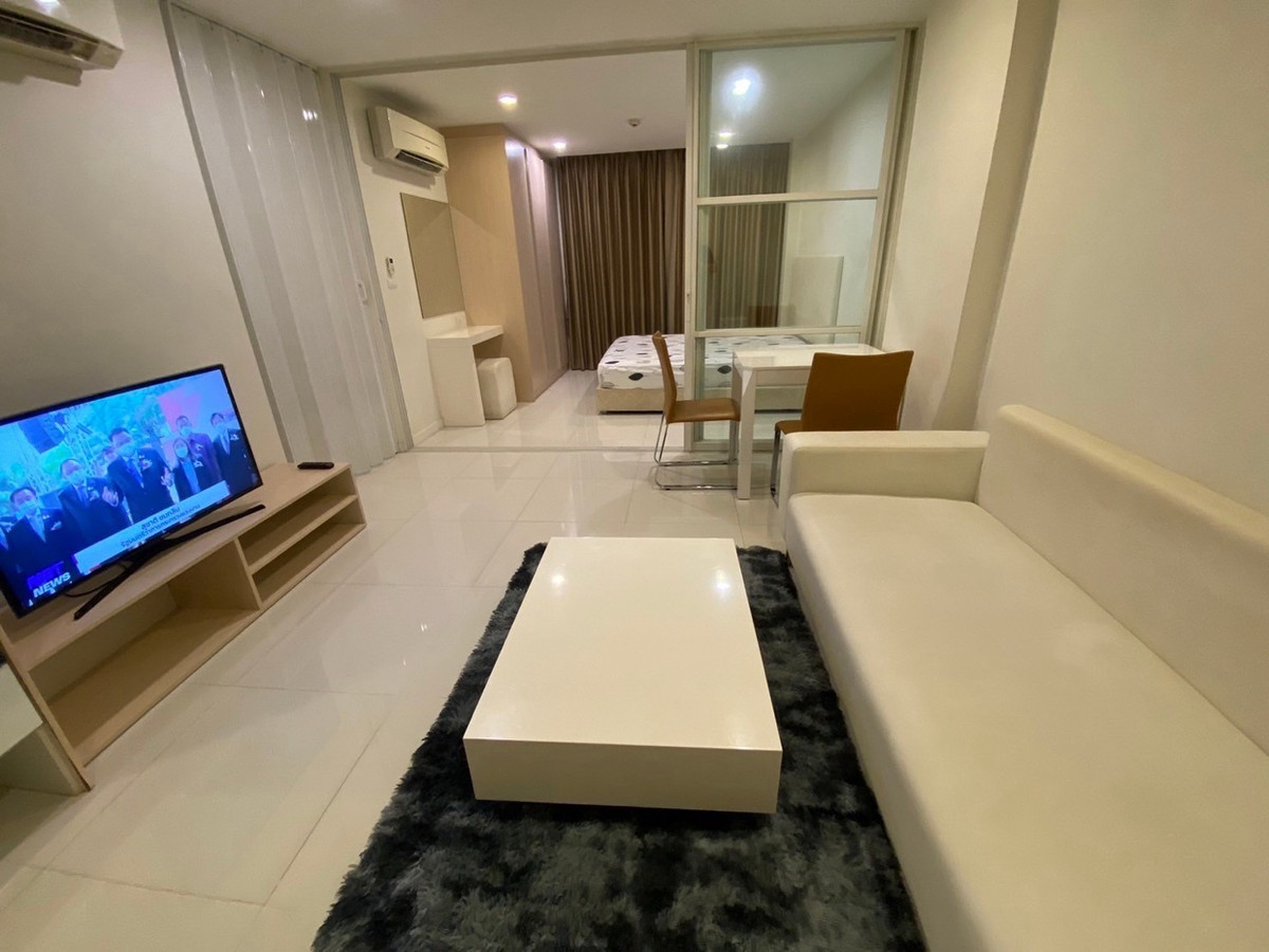 For RentCondoPattanakan, Srinakarin : 📍 New ready to stay #element srinakarin 1 hrs. 1 water. Beautiful room. The view pool is comfortable. There is a washing machine.