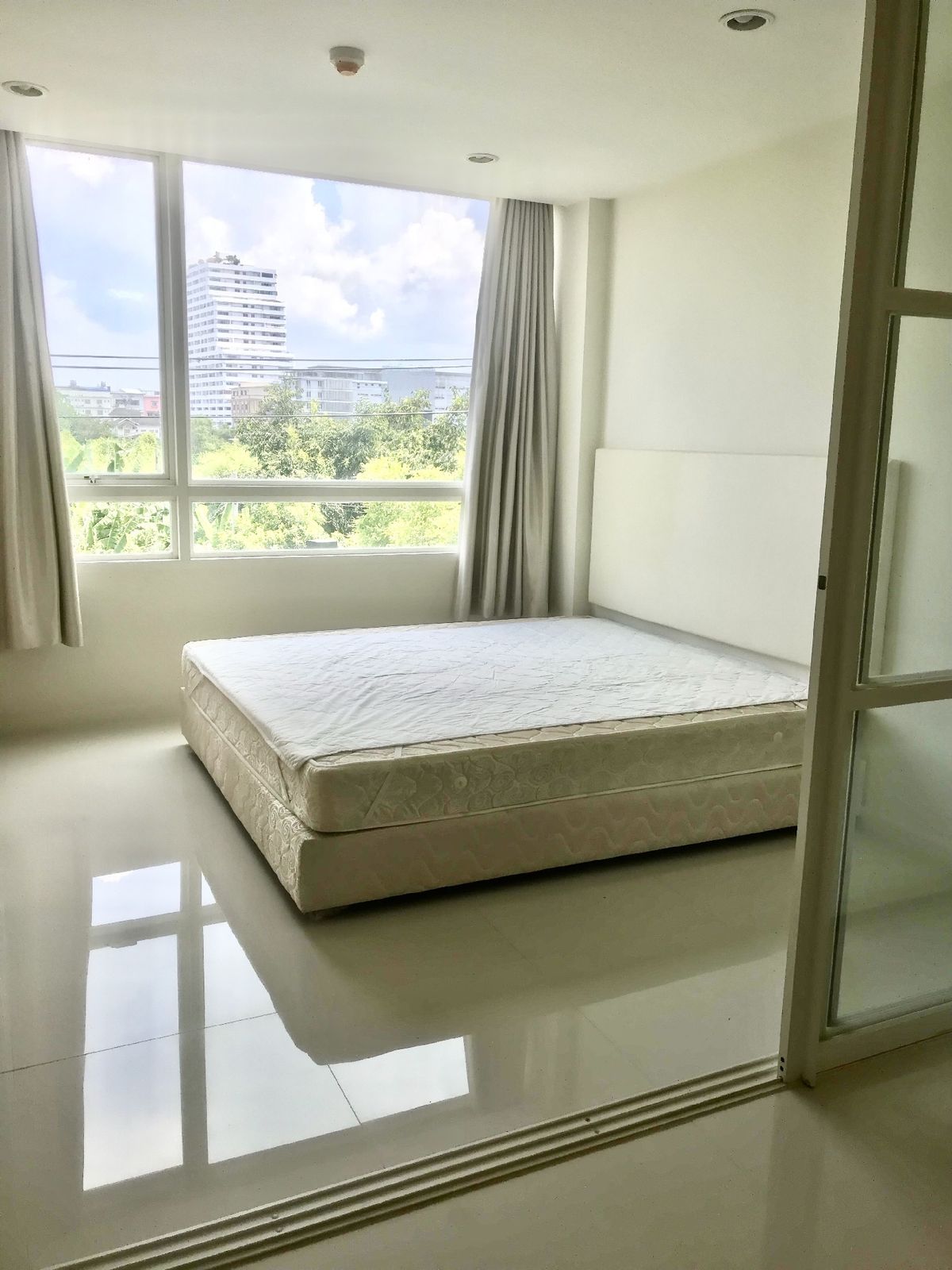 ให้เช่าคอนโดพัฒนาการ ศรีนครินทร์ : 📍 New พร้อมอยู่ #Element Srinakarin ขนาด 37 ตร.ม.  ห้องสวย วิวสระ อยู่สบาย มีเครื่องซักผ้า  ติดต่อ ป้าแหม่ม Tel/Line : 0992982923 Pa1/3/45