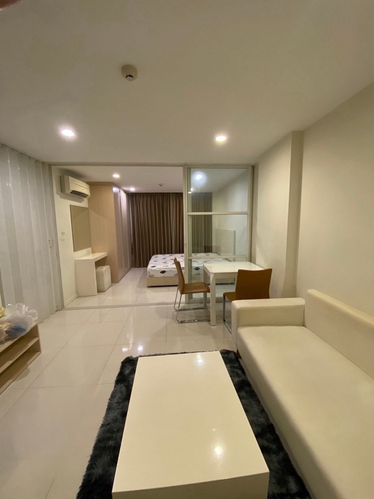 For RentCondoPattanakan, Srinakarin : 📍 New ready to stay #element srinakarin 1 hrs. 1 water. Beautiful room. The view pool is comfortable. There is a washing machine.