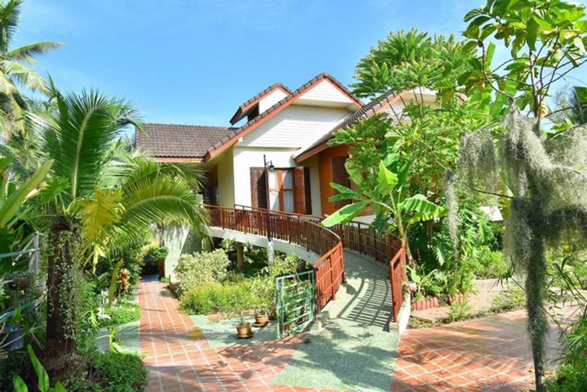 For SaleHouseSamut Songkhram : Land for sale with a single house, a house by the canal, Tha Kha Subdistrict, Amphawa District, Samut Songkhram, 353.2 sq m, near Tha Kha Market, a house with furniture, ready to move in immediately
