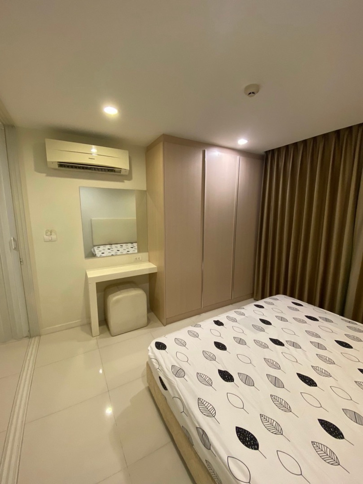 For RentCondoPattanakan, Srinakarin : 📍 New ready to stay #element srinakarin 1 hrs. 1 water. Beautiful room. The view pool is comfortable. There is a washing machine.
