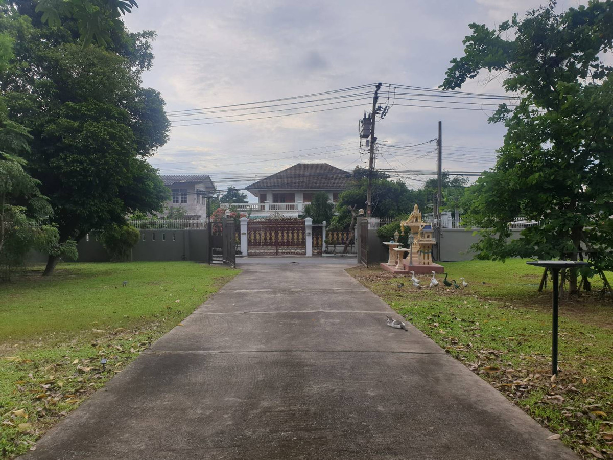 For SaleHouseChaengwatana, Muangthong : Single house for sale Near The Mall Ngamwongwan Soi Ngamwongwan 23, Prime location in Nonthaburi, near the main road, size 595 sq wa.