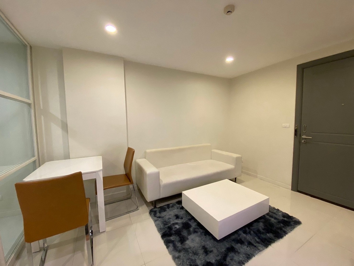 For RentCondoPattanakan, Srinakarin : 📍 New ready to stay #element srinakarin 1 hrs. 1 water. Beautiful room. The view pool is comfortable. There is a washing machine.
