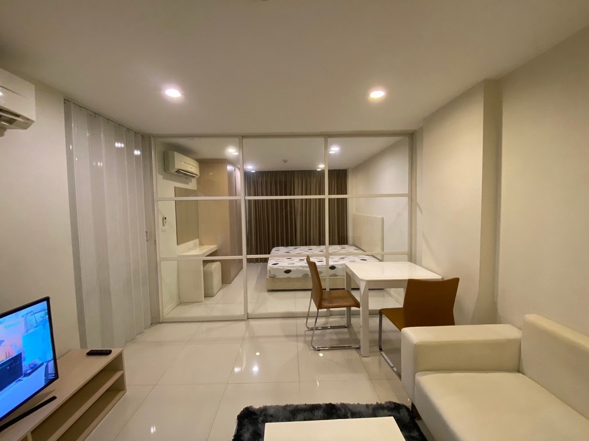 For RentCondoPattanakan, Srinakarin : 📍 New ready to stay #element srinakarin 1 hrs. 1 water. Beautiful room. The view pool is comfortable. There is a washing machine.