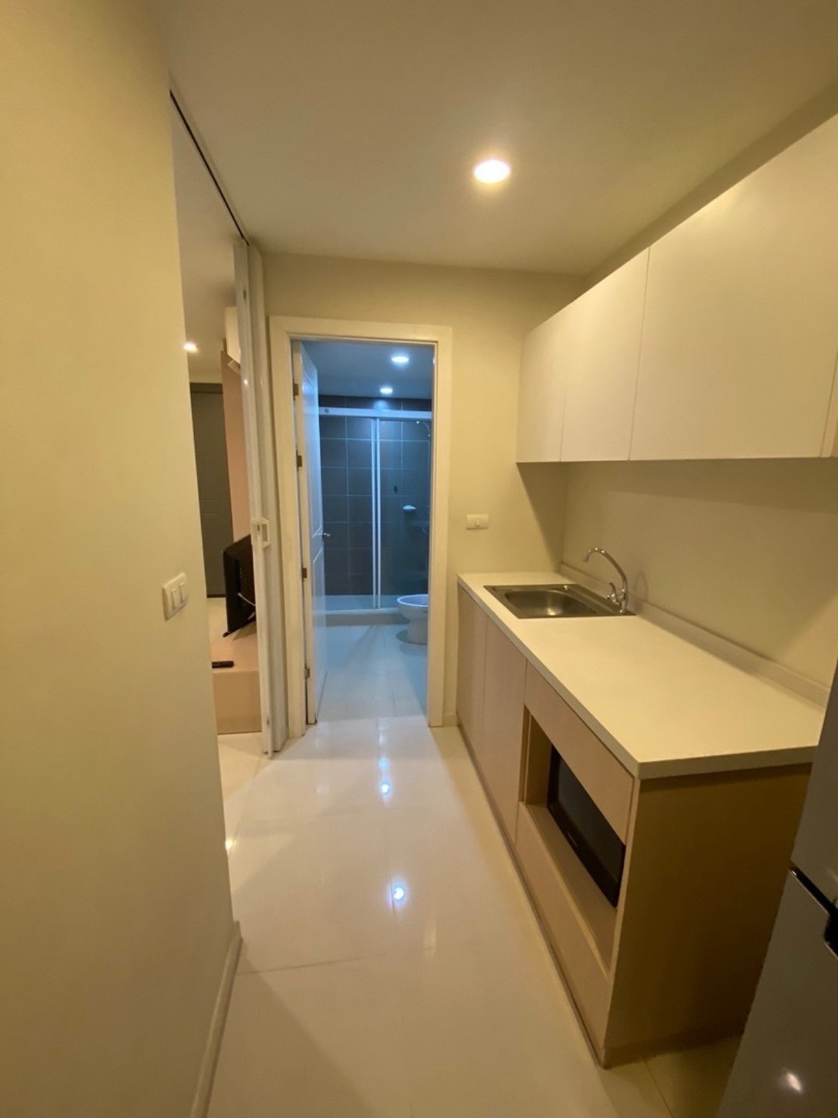 For RentCondoPattanakan, Srinakarin : 📍 New ready to stay #element srinakarin 1 hrs. 1 water. Beautiful room. The view pool is comfortable. There is a washing machine.