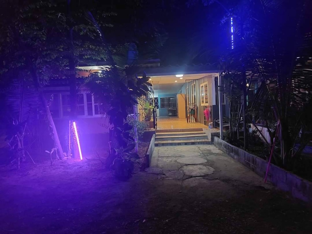 For RentHouseNakhon Pathom : Bang Pla Resort, Bang Len District, Nakhon Pathom Province) Single-storey corner house for rent. - The atmosphere in the garden is shady, making an office 50 sq m.