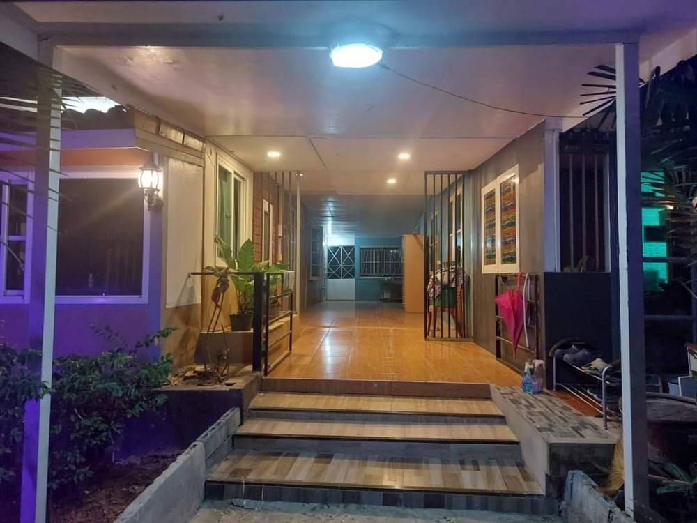 For RentHouseNakhon Pathom : Bang Pla Resort, Bang Len District, Nakhon Pathom Province) Single-storey corner house for rent. - The atmosphere in the garden is shady, making an office 50 sq m.