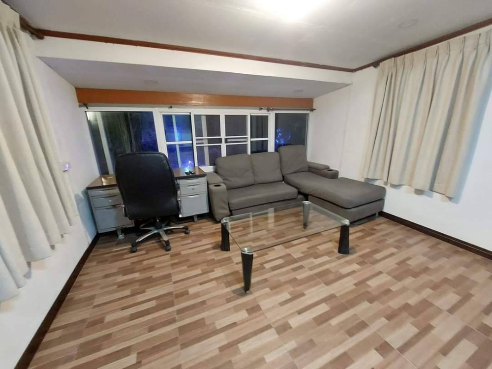 For RentHouseNakhon Pathom : Bang Pla Resort, Bang Len District, Nakhon Pathom Province) Single-storey corner house for rent. - The atmosphere in the garden is shady, making an office 50 sq m.
