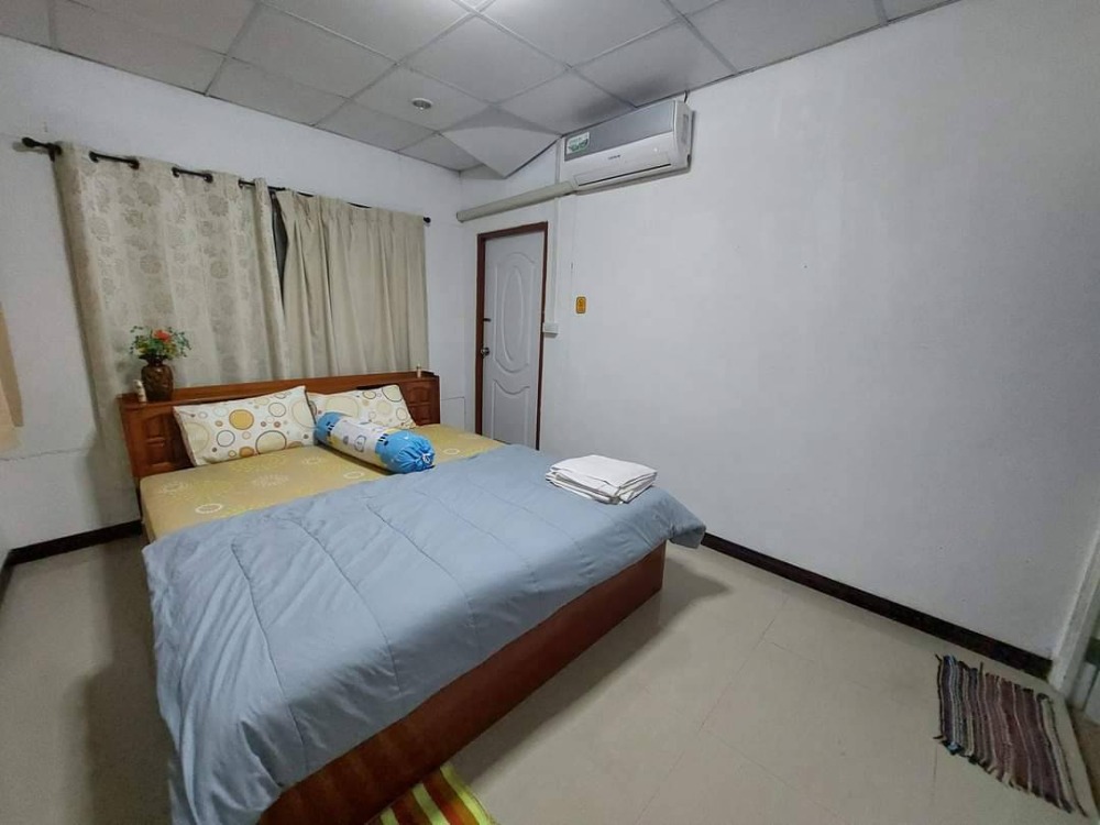 For RentHouseNakhon Pathom : Bang Pla Resort, Bang Len District, Nakhon Pathom Province) Single-storey corner house for rent. - The atmosphere in the garden is shady, making an office 50 sq m.