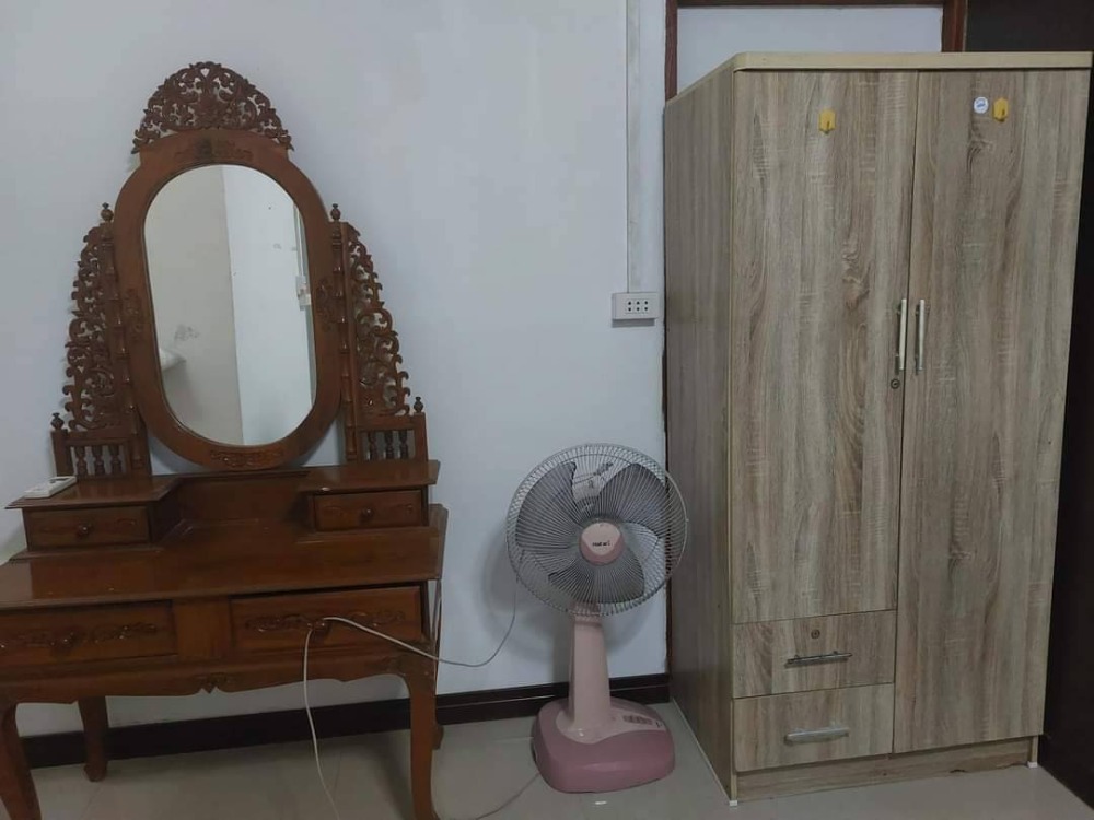 For RentHouseNakhon Pathom : Bang Pla Resort, Bang Len District, Nakhon Pathom Province) Single-storey corner house for rent. - The atmosphere in the garden is shady, making an office 50 sq m.