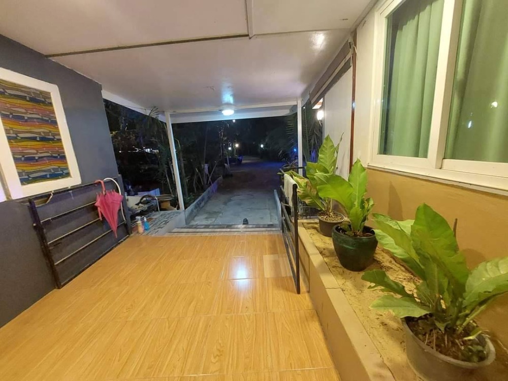 For RentHouseNakhon Pathom : Bang Pla Resort, Bang Len District, Nakhon Pathom Province) Single-storey corner house for rent. - The atmosphere in the garden is shady, making an office 50 sq m.