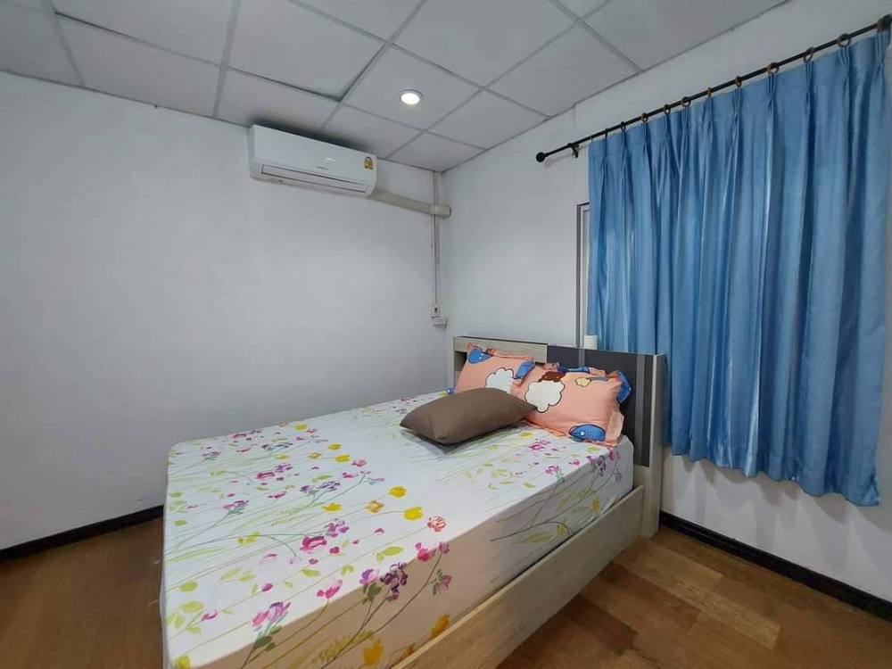 For RentHouseNakhon Pathom : Bang Pla Resort, Bang Len District, Nakhon Pathom Province) Single-storey corner house for rent. - The atmosphere in the garden is shady, making an office 50 sq m.