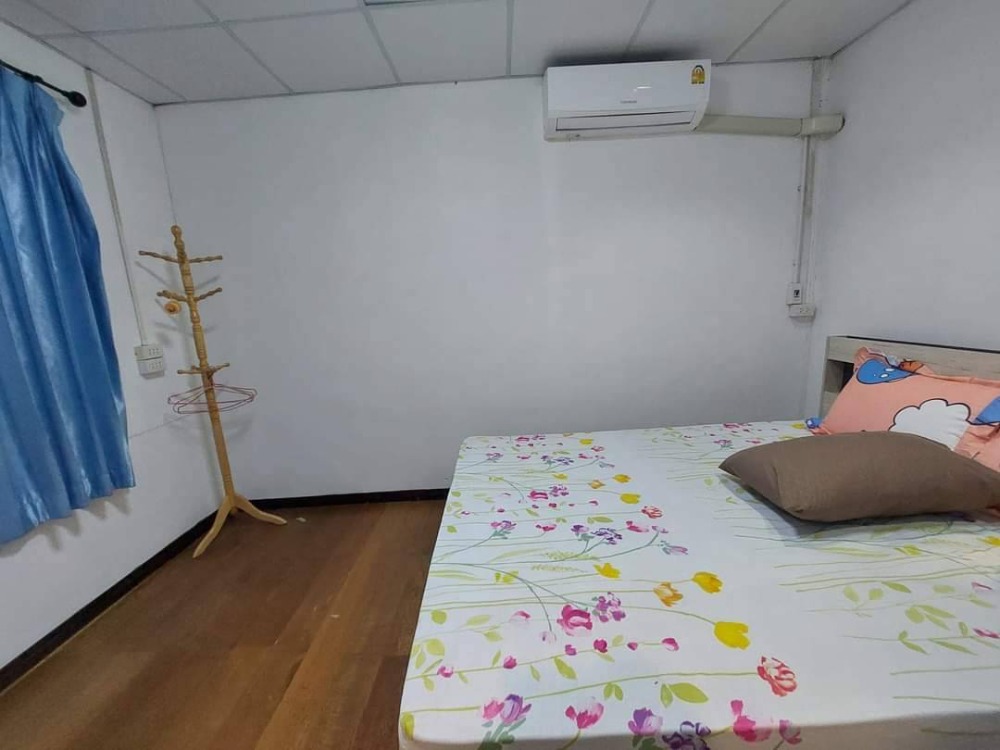 For RentHouseNakhon Pathom : Bang Pla Resort, Bang Len District, Nakhon Pathom Province) Single-storey corner house for rent. - The atmosphere in the garden is shady, making an office 50 sq m.