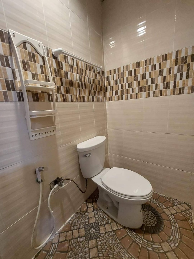 For RentHouseNakhon Pathom : Bang Pla Resort, Bang Len District, Nakhon Pathom Province) Single-storey corner house for rent. - The atmosphere in the garden is shady, making an office 50 sq m.